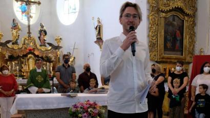 Bild: le
Der neue Leiter des katholischen Kindergartens Floß, Sebastian Reil, stellte sich mit seinem Motto "Gemeinsam ans Ziel kommen" vor.