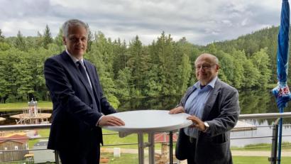 Bild: Eichl
Der neue Wirt am Gaisweiher, Hans-Rudolf Hüttel (rechts), hat Bürgermeister Thomas Meiler seine Vorstellungen von einer künftigen Gastronomie in der Campinganlage geschildert.