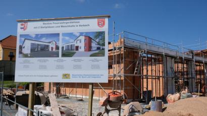 Bild: do
Der Rohbau des Feuerwehrhauses in Vorbach kommt gut voran. In der jüngsten Sitzung vergibt der Gemeinderat Aufträge speziell für den Innenausbau.