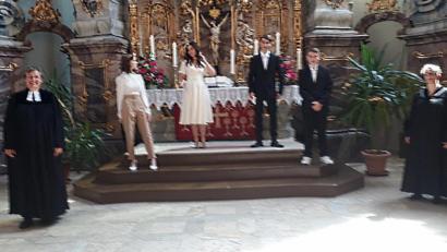 Bild: uz
Die vier Jugendlichen feiern Konfirmation in St. Michael.