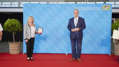 Bild: Christine Blei/exb
Innenminister Joachim Hermann (Zweiter von rechts) überreichte an die Vertreter des 1. FC Schwarzenfeld Manfred Müller (links), Gabi Beck (Zweite von links) und Silvia Beck (rechts) die "Sportplakette des Bundespräsidenten".
