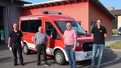 Bild: rab
Kommandant Andreas Luber, Vereinsvorsitzender Günther Ernst, Bürgermeister Uwe König und Zweiter Kommandant Johannes Amann (von links) nahmen das Mehrzweckfahrzeug in Empfang, das im Beisein der Aktiven auch gleich den ökumenischen Segen erhielt.