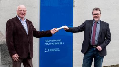 Bild: Staatliches Bauamt Amberg-Sulzbach, Thomas Geiger/exb
Wechsel an der Spitze des Staatlichen Bauamtes Amberg-Sulzbach: Leitender Baudirektor Henner Wasmuth (links) übergibt die Leitung an seinen Nachfolger Roman Beer.