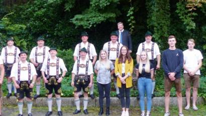 Bild: jp
Die neue Vereinsführung des Kastler Trachtenverein Sechs Lilien Kastl mit (Siebter von links) dem ehemaligen Vorsitzenden Georg Ehbauer und (Vierter von rechts) dem neuer Vorsitzenden Wolfgang Pöllath; im Hintergrund Bürgermeister Stefan Braun.