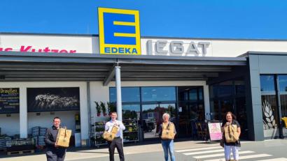 Bild: Edeka Legat/exb
Zur Übergabe waren (von links) Marktleiter Stephan Minnich, Inhaber Stefan Legat, Andrea Günthner, Geschäftsleitung Firma Haustechnik Günthner, und Nicole Fürst von der Mitterteicher Tafel gekommen.