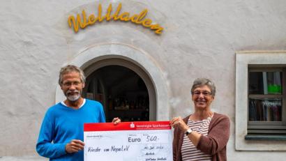 Bild: Martina Heberl/exb
Thomas Knauber vom Verein Kinder von Nepal und Bärbel Eichenmüller vom Team des Weltladens bei der Spendenübergabe.