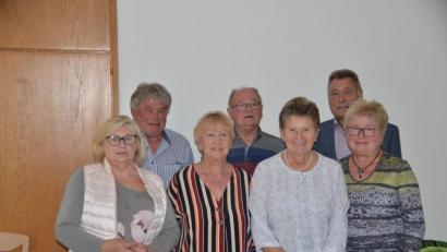 Bild: ak
Martha Zeitler, Gela Fraunholz, Karin Brilla, Marieluise Dietz (vorne von links), Paul Veigl, Alfred Malzer und Herbert Brilla (hinten von links) übernehmen weiter Verantwortung bei der Speichersdorfer Schlaganfallselbsthilfegruppe.
