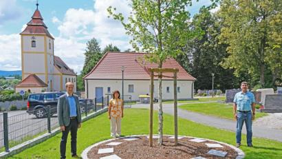 Bild: twi
Bürgermeister Konrad Kiener, Zweite Bürgermeisterin Maria Schlögl und Sachbearbeiter Thomas Klinger (von links) stellen die Urnenbaumgräber auf dem Oberköblitzer Friedhof vor. Daneben hätte noch ein zweiter Urnenbaum Platz.