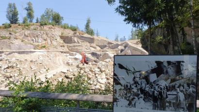 Bild: Würth, Wolfgang
Auf der Aussichtsplattform erklären Schautafeln, dass hier im Steinbruch Wurmstein schlimme Dinge passiert sind. Im Hintergrund die Maschinen, die noch immer Granit im ehemaligen KZ-Steinbruch abbauen.