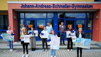 Bild: Andreas Fröhlich/exb
Alle Gewinnerinnen des 68. Europäischen Wettbewerbs zeigt das Bild mit Schulleiter Christian Schwab sowie den Kunsterziehern Raphael Haubelt und Nadine Zintl.