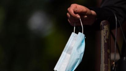 Bild: Robert Michael/dpa
Schüler ab der fünften Klasse müssen in Amberger Schulen wieder Masken tragen.