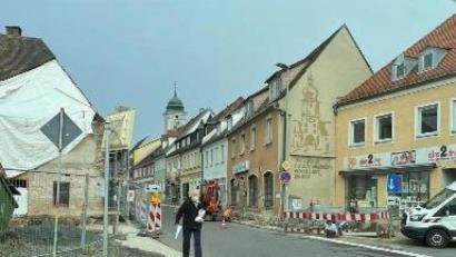 Bild: exb
Die Sanierung des Haas-Hauses in Pfreimd (links) sorgt für eine Dauerbaustelle und einen Engpass im Kreuzungsbereich. Fußgänger sind angehalten, den gegenüber liegenden Gehsteig zu benutzen. Doch da ist eine Baustelle....