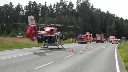 Bild: nic
Polizei, Rettungskräfte und Feuerwehr rückten am Dienstagnachmittag zu einem schweren Verkehrsunfall bei Tirschenreuth aus. Ein Motorradfahrer erlag seinen Verletzungen.