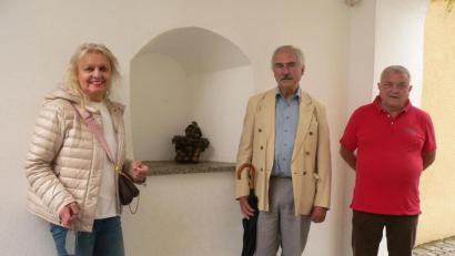 Bild: mh
Karl Hausner (rechts) verhalf dem neuesten Luher Zwerg für einen guten Stand. Isolde Gewargis (links) und Karl-Heinz Preißer waren mit die ersten, die sich den kleinen Gesellen aus Bronze an seinem neuen Standplatz angesehen haben.