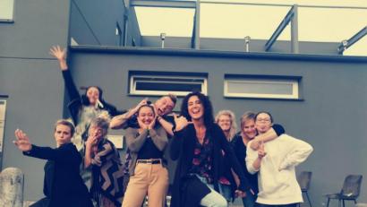 Bild: Glanzhaft
Diese ausgeflippte Truppe aus Pressath freut sich schon jetzt auf den Kinobesuch (von links): Claudia Schieder, Regina Fröhlich, 
Nicole Pautsch, Sharyan Hussein, Christian Götz, Tanja Hochholzer, Gerlinde Lindner-Haller, Cordula Grabinger und
Sarina Becker-König.