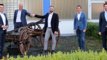 Bild: lst
Staffelübergabe: Alexander Herzner (Mitte) ist neuer Vorsitzender des Kreisverbandes Nordoberpfalz der Mittelstands-Union (MU). Er tritt die Nachfolge von Harald Gollwitzer (Zweiter von links) an.