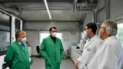 Bild: Pelikan-Roßmann/exb
Bürgermeister Thomas Gesche und Landrat Thomas Ebeling wurden von Dr. Andreas Kneißler und Arnold Kneißler durch die neuen Räume geführt.