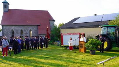 Bild: fvo
Der Waldthurner Pfarrer Norbert Götz segnet am Dorfplatz in Spielberg den neuen Feuerwehranhänger. Mit dabei Feuerwehr-Vorsitzender Josef Schwab (rechts) und die Spielberger Feuerwehrleute.