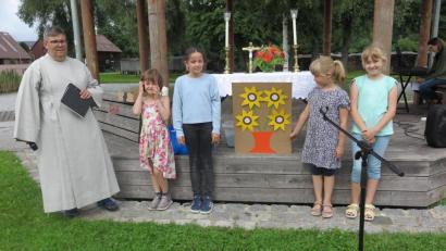 Bild: jzk
„Gott lässt die Sonnenblumen für uns wachsen, damit wir uns freuen“, betonte Gemeindereferent Jochen Gößl (links) beim Gottesdienst auf dem Eisweihergelände.