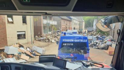 Bild: Christian Gresser
Sieben Männer und eine Frau des Amberger Technischen Hilfswerks sind seit Samstag im nordrhein-westfälischen Ort Stolberg im Einsatz. Ihre Aufgabe ist es, die wichtigsten Stellen wieder mit Strom zu versorgen.