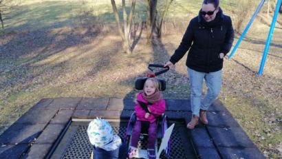 Bild: privat
Man sieht es der kleinen Paula richtig an, sie hat großen Spaß auf dem barrierefreien Trampolin in Parkstein. So etwas wünscht sich Mama Sylvia auch für die Spielplätze in Weiden.