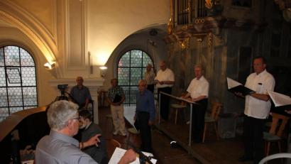 Bild: kro
Traditionell gestaltet eine Abordnung des Männergesangvereins Tirschenreuth den Wallfahrtsgottesdienst in der Stadtpfarrkirche. So auch bei der Monatswallfahrt im Juli.