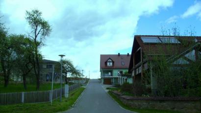 Bild: bjp
Keine Halte- oder Parkverbotsschilder wird die Gemeinde an der Westseite des Stieglackerwegs (linke Straßenseite) aufstellen: Das Halten und Parken ist an dieser engen Straße nämlich schon per Gesetz gleichsam automatisch verboten.