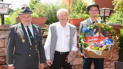 Bild: ker
Schützenmeister Werner Grünthaler (links) und der amtierende Bruderbund-König Sebastian Grünthaler (rechts) gratulieren Adolf Himmerer zum 80. Geburtstag.