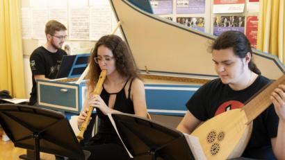 Bild: Städtische Sing- und Musikschule Sulzbach-Rosenberg/exb
Die Klasse Alte Musik der Städtischen Sing- und Musikschule gestaltet einen Konzertabend im Schlosshof.
