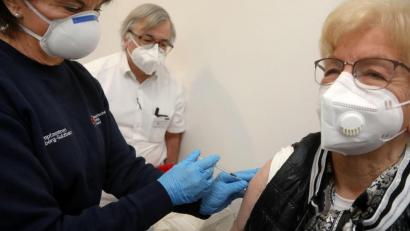 Archivbild: Wolfgang Steinbacher
Krankenschwester Gerlinde Schertl (links) spritzt im Beisein von Dr. Michael Scherer, dem Ärztlichen Leiter im Impfzentrum Sulzbach-Rosenberg, Ende Dezember 2020 zum ersten Mal den Impfstoff gegen Covid-19. Die 83-jährige Marga Weiß war die Erste, die ihn bekam.