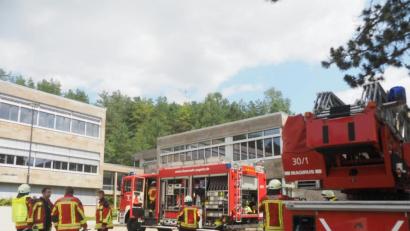 Bild: Klaus Trenz 
Viele Einsatzkräfte vor der Schule in Pegnitz. Letztlich hatte die Wehr den Brand aber schnell im Griff.