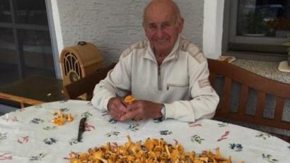 Bild: rpp
Glücklich über seinen guten Fund, freut sich Josef Wagner schon auf die leckere Pilzmahlzeit.