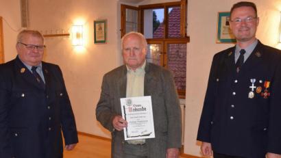 Bild: bö
Für 60 Jahre Mitgliedschaft bei der Freiwilligen Feuerwehr Hohenburg wurde Josef Lotter geehrt. Dazu gratulierten Vorsitzender und Bürgermeister Florian Junkes (rechts) und sein Stellvertreter Hubert Przybilla (links).