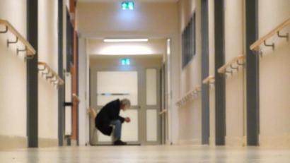 Archivbild: Tim Vogel
Ein Mann sitzt im Gang einer psychiatrischen Notaufnahme (Symbolbild). Wer in der Psychiatrie schlechte Erfahrungen gemacht hat oder mit seiner Behandlung unzufrieden ist, kann sich bald an Beschwerdestellen wenden,
