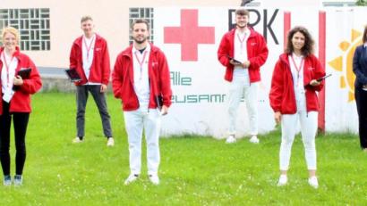 Bild:  Sven Lehner / BRK Kreisverband Tirschenreuth/exb
Frisch gebrieft von den zuständigen BRK-Mitarbeiterinnen Marina Dittrich und Monika Riedel startet das beauftragte Werberteam unter Leitung von Maida Bajrektarevic, Thomas Brunngräber, Erasmus Hänsel, Joel Jäger, Franziska Heinecke und Verena Urschinger (von rechts), in die Fördermitgliederwerbung für den Kreisverband Tirschenreuth im Bayerischen Roten Kreuz.