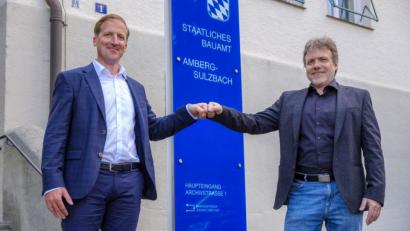 Bild: Thomas Geiger/exb
Leitender Baudirektor Roman Beer (rechts) begrüßt seinen neuen Stellvertreter, Baudirektor Tobias Bäumler (links), im Staatlichen Bauamt Amberg-Sulzbach. Bäumler stammt aus Eschenbach und wohnt in Weiherhammer. Zuletzt leitete er die Dienststelle Fürth der Autobahndirektion Nordbayern.