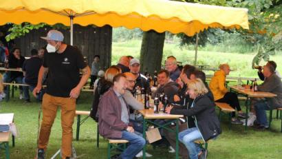 Bild: kro
Eine teils prächtige Stimmung herrschte im kleinen, aber feinen Biergarten des Fischereivereins Stiftland.