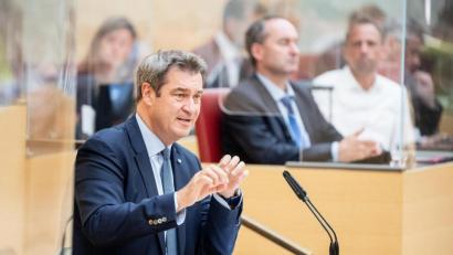 Bild: Matthias Balk/dpa
Markus Söder (CSU), Ministerpräsident von Bayern, gibt während der Sitzung des bayerischen Landtags seine Regierungserklärung zur Klimaschutzpolitik ab.