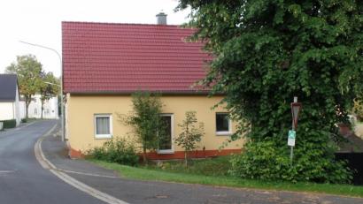 Bild: br
An der Einmündungstrompete (im Bild rechts) soll auf Beschluss des Gemeinderates eine Haltestelle für die sieben Schüler aus Riglasreuth errichtet werden.