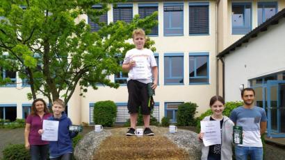 Bild: jzk
Die beiden Mathematiklehrer Katrin Schmidt (links) und Stefan Rank (rechts) gratulierten den Schulsiegern im Kopfrechnen-Wettbewerb der sechsten Klassen: dem Schulsieger Leon Banzer (oben stehend), dem zweiten Sieger Simon Fiedler (links) und der Drittplatzierten Lina Kastner (rechts).