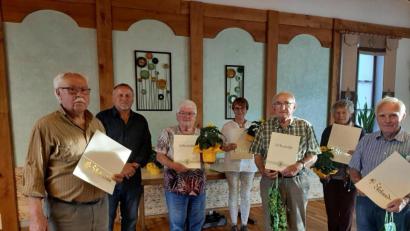 Bild: OGV Michelfeld/exb
Ein Teil der Geehrten: (von links) Josef Wittmann, Vorsitzender Christian Maier, Irmgard Hasmann, Gertrud Schalanda, Hans Gmehling, Erika Steger und Josef Haberberger.