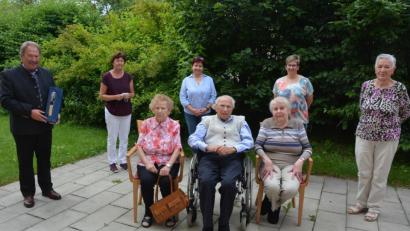 Bild: jr
Seinen 90. Geburtstag feierte am Montag Wilfried Schultz (vorne, Mitte). Dazu gratulierten eine Ehefrau Christa (rechts neben ihm) und seine Schwester Johanna (links neben ihm) sowie (hinten, von links) Zweiter Bürgermeister Johann Brandl, Betreuungsassistentin Elisabeth Wenisch, Mihaela Rupp vom Phönix-Seniorenheim, Beatrix Misch und Siegrid Glässel vom Schlesierverein.