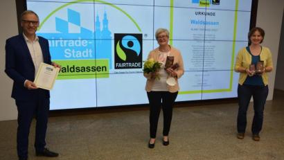Bild: jr
Für zwei weitere Jahre verlängert wurde der Titel „Fairtrade-Stadt Waldsassen“. Dazu gab es eine Urkunde von der Organisation, die dies auch schriftlich bestätigt. Darüber freuten sich jetzt Bürgermeister Bernd Sommer sowie die Sprecherinnen der Steuerungsgruppe, Gudrun Sirtl (Mitte) und Christina Kunz.