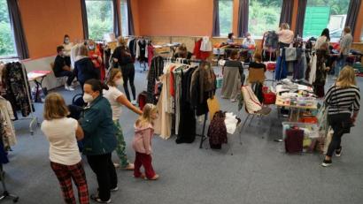Bild: wel
Anschauen, aussuchen und anprobieren - der Mädchenflohmarkt im Mehrgenerationentreff der Arbeiterwohlfahrt zog wieder viele Kunden an, die sich über die kleinen Preise freuten.