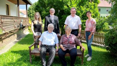 Bild: boj
Das seltene Fest der Diamantenen Hochzeit konnten Xaver und Emilie Süß feiern. Das Bild zeigten sie zusammen mit Enkelin Annalena, Pfarrer Herbert Rösl, Bürgermeister Martin Prey und Schwiegertochter Christine (hinten, von links).