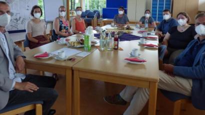Bild: Christina Ponader/exb
Vor kurzem trafen sich die Teams der Kleeblattschule Marienbad/Základní škola Čtyřlístek, ihrer Inklusionsberatungsstelle und des Förderzentrums für geistige Entwicklung der Lebenshilfe KV Tirschenreuth in Mitterteich.