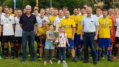 Bild: Norbert Martetschläger/exb
Die beiden Mannschaften sowie die Vorstände Robert Bayer vom SV (rechts) und Stefan Klamt vom TSV (links) sowie Bürgermeister Johannes Reger und Dritter Bürgermeister Reinhold Kastner (vorne) stellten sich zum Erinnerungsfoto an das 1. Gemeindederby auf.