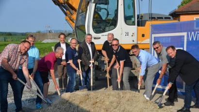 Bild: ak
Zweiter Bürgermeister Rudi Heier, Gemeinderat Matthias Busch, Klärwärter Klaus Pühl, Diplomingenieur Manuel Zwick, Gemeinderat Thorsten Neugirg, Diplomingenieur Stefan Wolf, Bauleiter Holger Dederl und Norbert Nickl von der Firma Bauer, Bauamtsleiter Thomas Schneider, Gemeinderat Roland Steininger und Bürgermeister Christian Porsch (von links) beim Spatenstich.