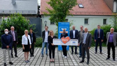 Bild: do
Gute Nachricht für neun Schulen. Regionalmarktleiter Stefan Schedl und einige Geschäftsstellenleiter der Volksbank Raiffeisenbank Nordoberpfalz überreichten an die Schulleiter oder deren Vertreter Geldspenden in Höhe von insgesamt 2.500 Euro.