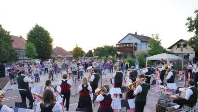 Bild: fvo
Der Kultursommer Waldthurn 2021 wird mit einer Sommerserenade am Hostauplatz in Waldthurn mit der Trachtenkapelle Waldthurn unter der Leitung von Kornelia Kraus eingeläutet.